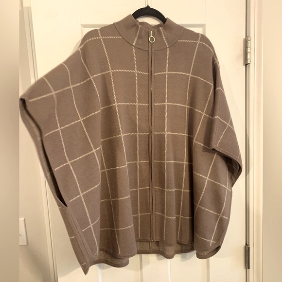 TAHARI NWOT CAPE W/GOLD THREAT DETAIL & GOLD ZIPPER ACCENT SOFT& ELEGANT/MUST HV - Picture 5 of 6